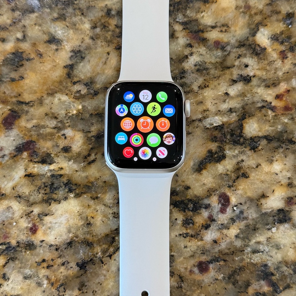 Apple Watch SE (2nd Gen) 40mm Starlight Aluminum, Excellent Condition + Charger - Picture 4 of 12